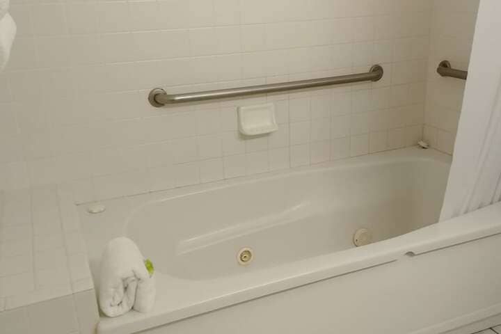 Jetted tub